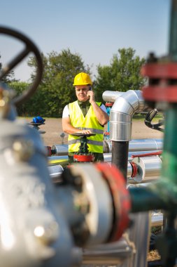 Akıllı telefon kullanarak petrol işçisi