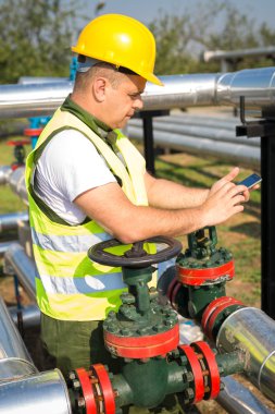 Akıllı telefon kullanarak petrol işçisi