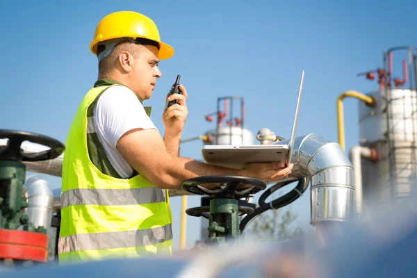 Arbetaren producera olja — Stockfoto