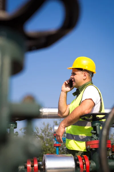 Travailleur pétrolier utilisant un téléphone intelligent — Photo