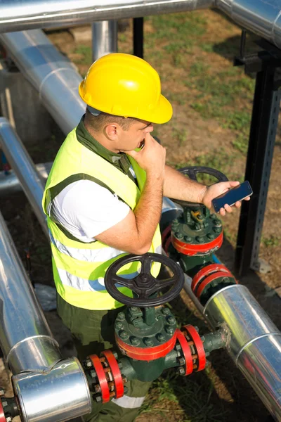 Travailleur pétrolier utilisant un téléphone intelligent — Photo
