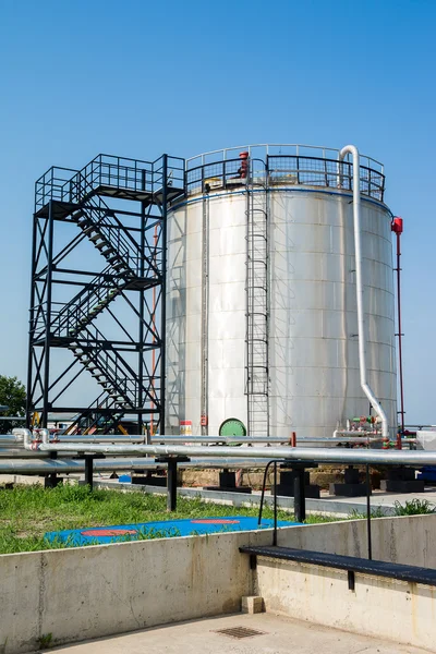 Tanque de gás na planta de processamento de óleo — Fotografia de Stock