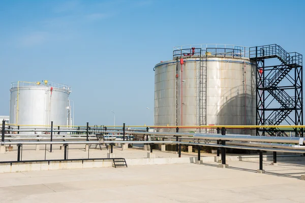 Газовий бак на нафтопереробному заводі — стокове фото