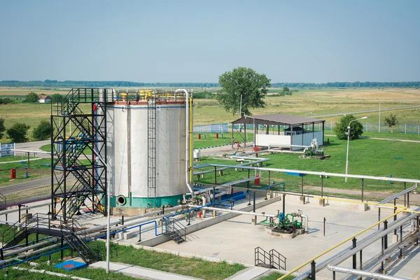 Depósito de gas en planta de procesamiento de aceite —  Fotos de Stock