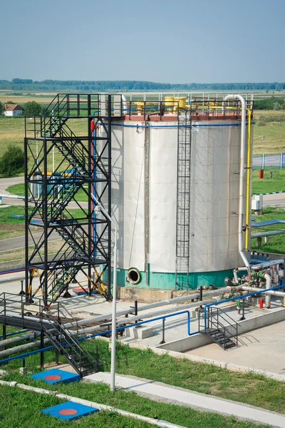 Réservoir de gaz dans l'usine de traitement du pétrole — Photo