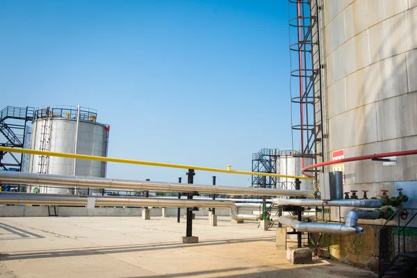 Depósito de gas en planta de procesamiento de aceite —  Fotos de Stock