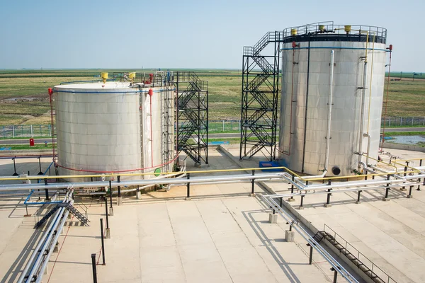 Tanque de gás na planta de processamento de óleo — Fotografia de Stock