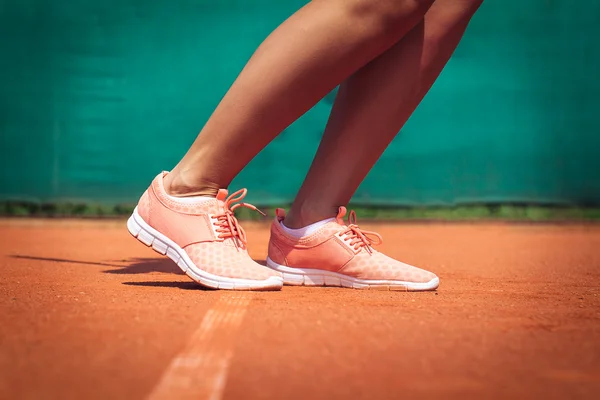 Piernas de jugadora de tenis. Cerrar imagen — Foto de Stock