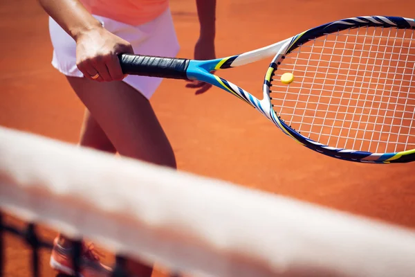 Beine einer Tennisspielerin. Nahaufnahme — Stockfoto