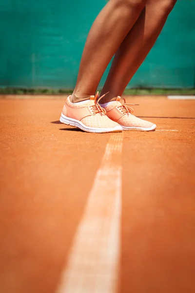 Pernas de tenista feminina. Imagem de perto — Fotografia de Stock