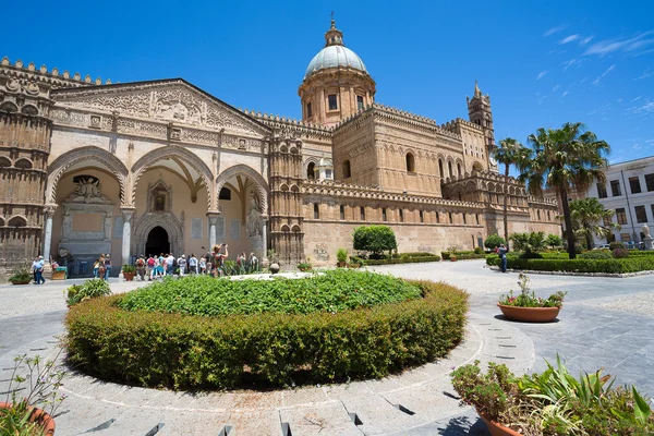 Kathedraal van Palermo op de blauwe hemel — Stockfoto