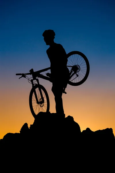 Silueta de ciclista de montaña al atardecer —  Fotos de Stock