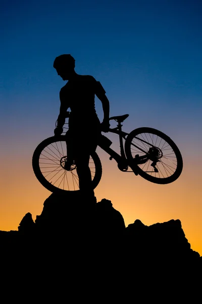 Silueta de ciclista de montaña al atardecer —  Fotos de Stock