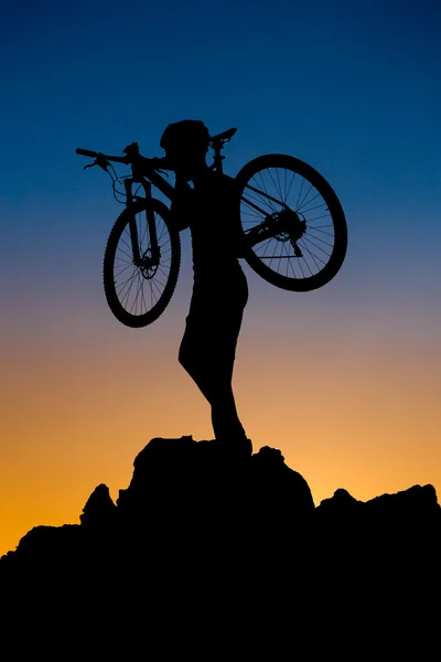 Silueta de ciclista de montaña al atardecer —  Fotos de Stock