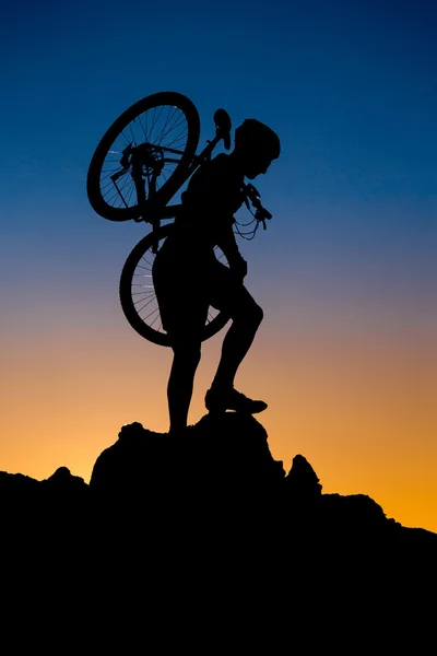 Mountainbiker-Silhouette im Sonnenuntergang — Stockfoto