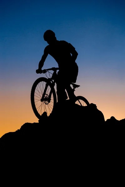 Mountain biker sylwetka na zachód słońca — Zdjęcie stockowe