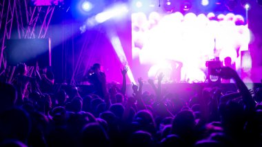 De-odaklı konser kalabalık