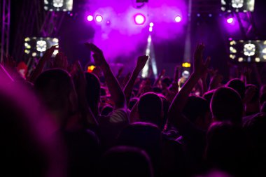 De-odaklı konser kalabalık