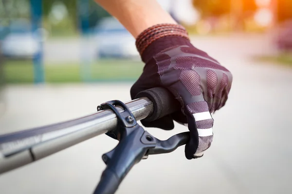 Fahrradbremshebel von Hand betätigt — Stockfoto
