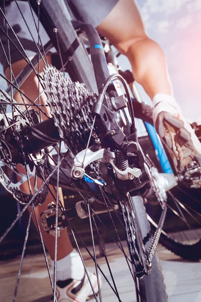 Detalle de ciclista hombre pies montar bicicleta de montaña — Foto de Stock