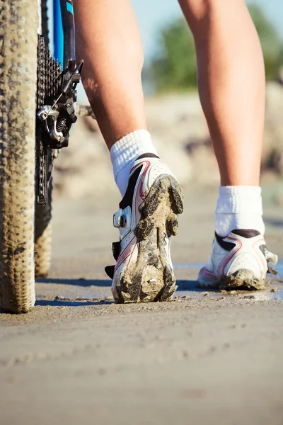 Pés de ciclista e pneu de bicicleta — Fotografia de Stock