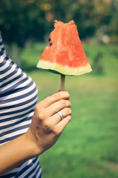 Hand holding segment van watermeloen — Stockfoto