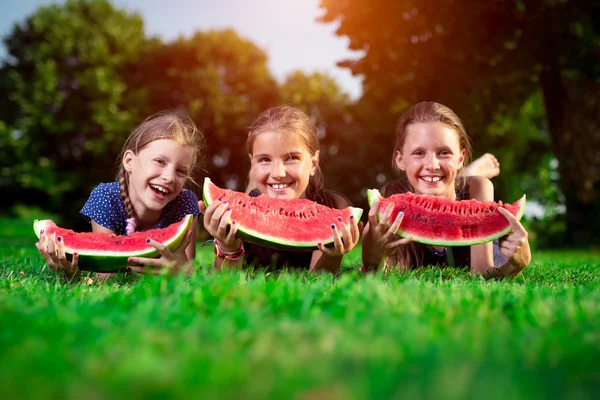 Três meninas bonitos comer melancia — Fotografia de Stock