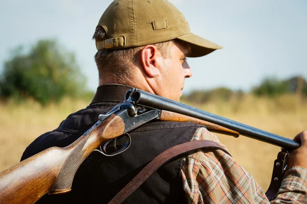 Охотник с открытым ружьем на плече — стоковое фото