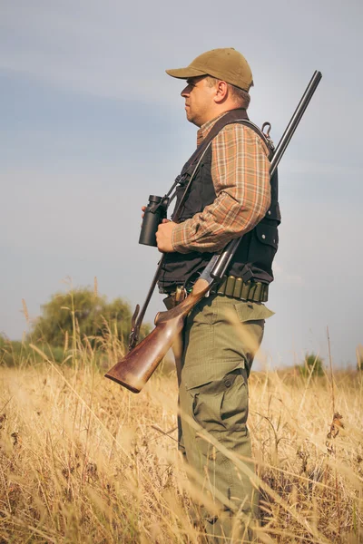 Hombre cazador en el bosque —  Fotos de Stock