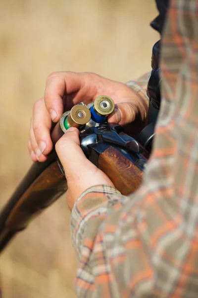 Close-up de um caçador carregando sua espingarda — Fotografia de Stock