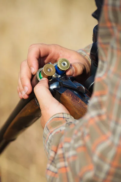 Close-up of a hunter loading his shotgun — Stock Photo, Image