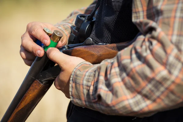 Close-up of a hunter loading his shotgun — Stock Photo, Image