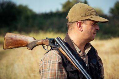 Avcı omuz açık av tüfeği ile