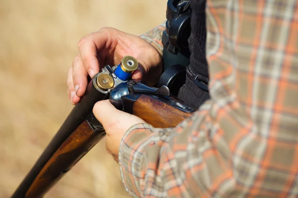 Primer plano de un cazador cargando su escopeta — Foto de Stock