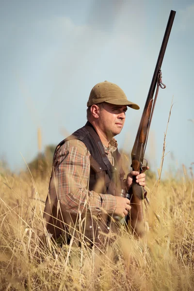 Hunter gericht de jacht tijdens het jachtseizoen — Stockfoto