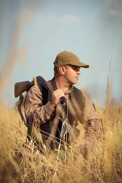 Avcı omuz açık av tüfeği ile — Stok fotoğraf