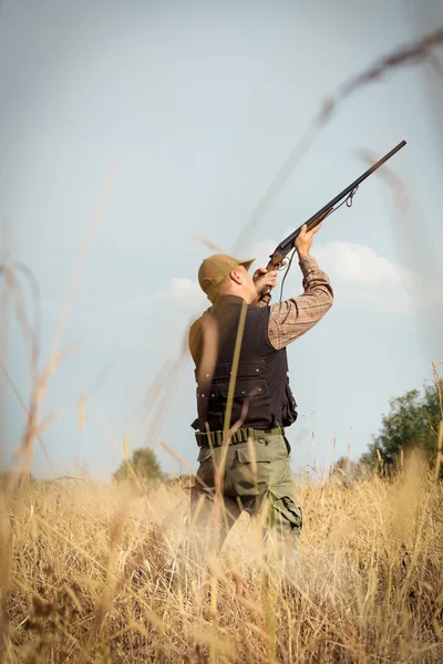 Hunter wilde eend jacht — Stockfoto