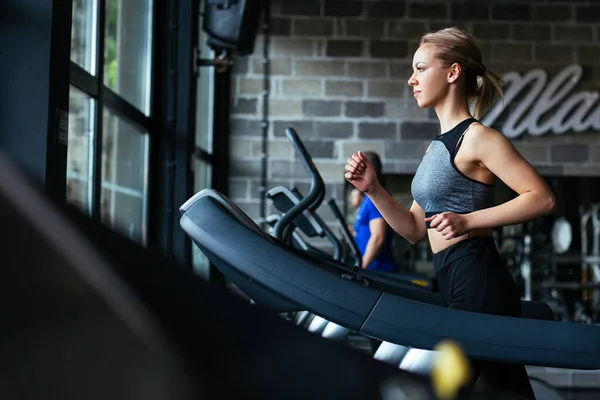 Jong Fitness Meisje Draait Loopband Machine — Stockfoto