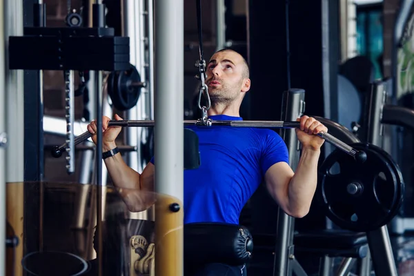 Hombre Forma Haciendo Ejercicio Gimnasio Una Máquina — Foto de Stock