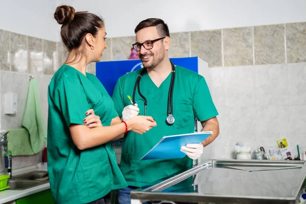 Médico Veterinario Con Portapapeles Tomando Notas Clínica Veterinaria — Foto de Stock