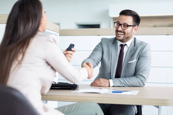 Cliente Compra Vehículo Concesionario Automóviles —  Fotos de Stock