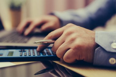 Hesap makinesini kullanarak dostum ve ev ofis faturaları hesaplamak