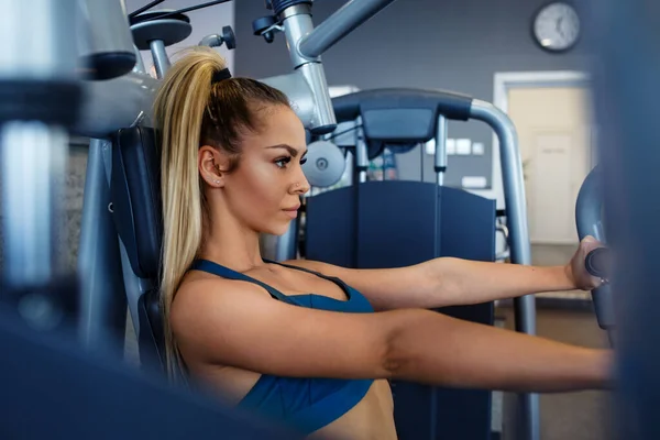 Vrouw Sportschool Doen Wapens Oefeningen Een Machine — Stockfoto