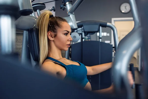 Vrouw Sportschool Doen Wapens Oefeningen Een Machine — Stockfoto