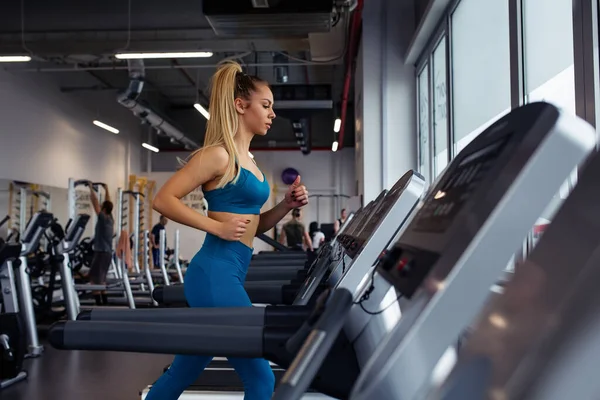 Koşu Bandında Koşan Genç Bir Kadın Spor Salonundaki Güzel Genç — Stok fotoğraf