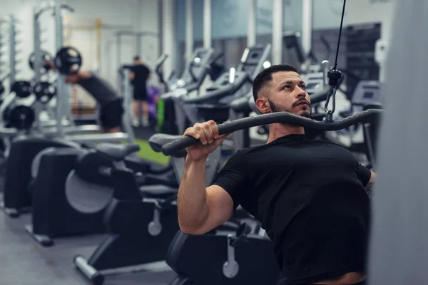 Culturista Haciendo Ejercicio Gimnasio Con Determinación —  Fotos de Stock