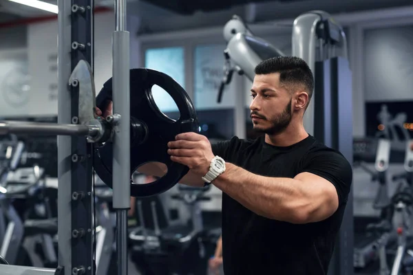 Handsome Bodybuilder Guy Prepare Exercises Barbell — Stock Photo, Image