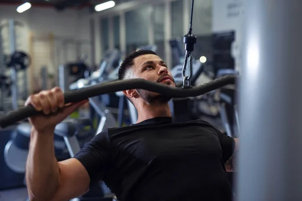 Culturista Haciendo Ejercicio Gimnasio Con Determinación — Foto de Stock