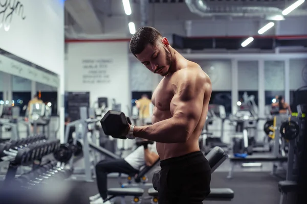 Joven Culturista Haciendo Ejercicio Con Pesas Pesas Gimnasio — Foto de Stock