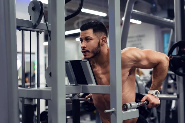 Fuerte Musculoso Culturista Haciendo Ejercicio Las Barras Gimnasio — Foto de Stock